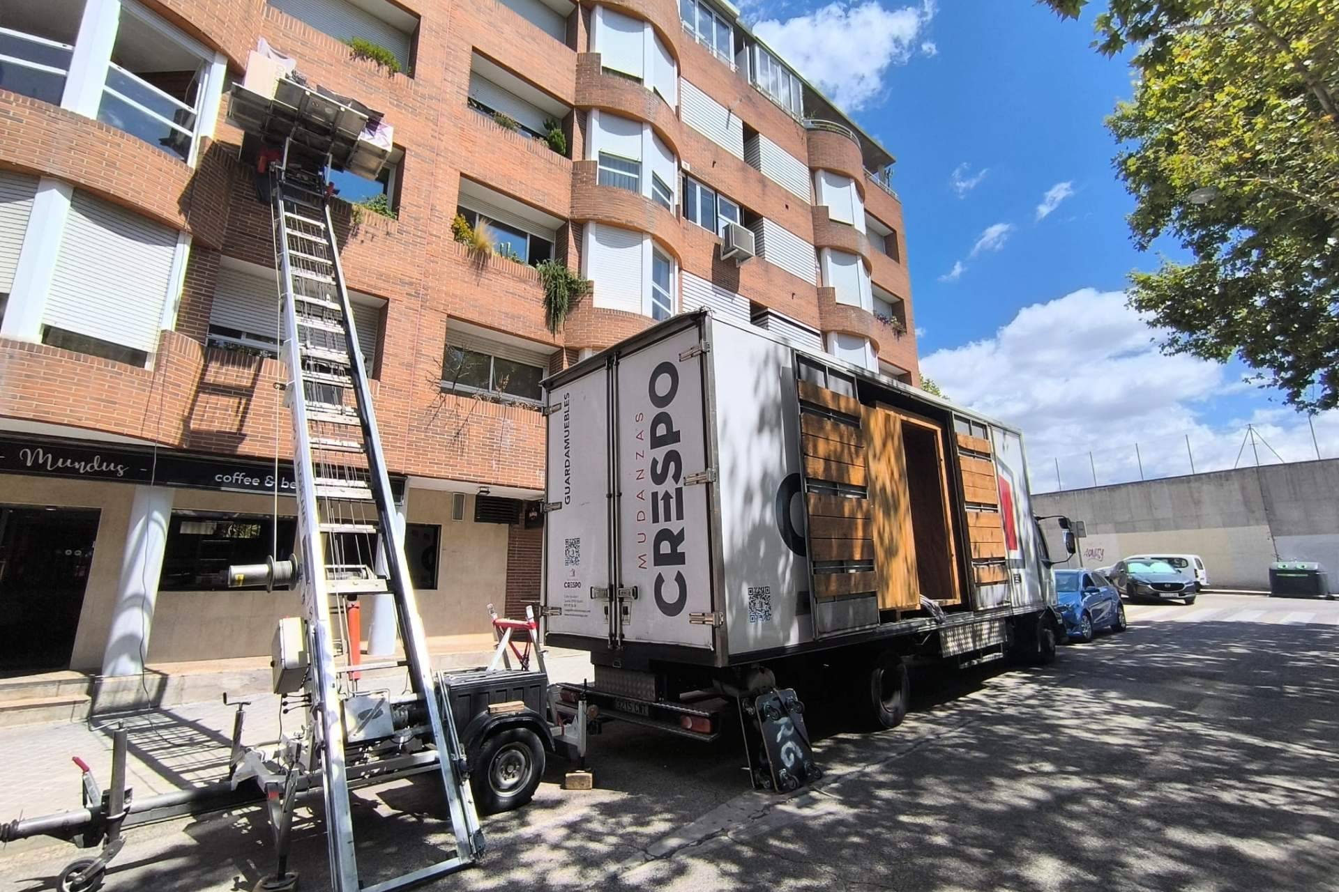 Las reformas estivales saturan los servicios de guardamuebles de Mudanzas Crespo durante los meses centrales del año