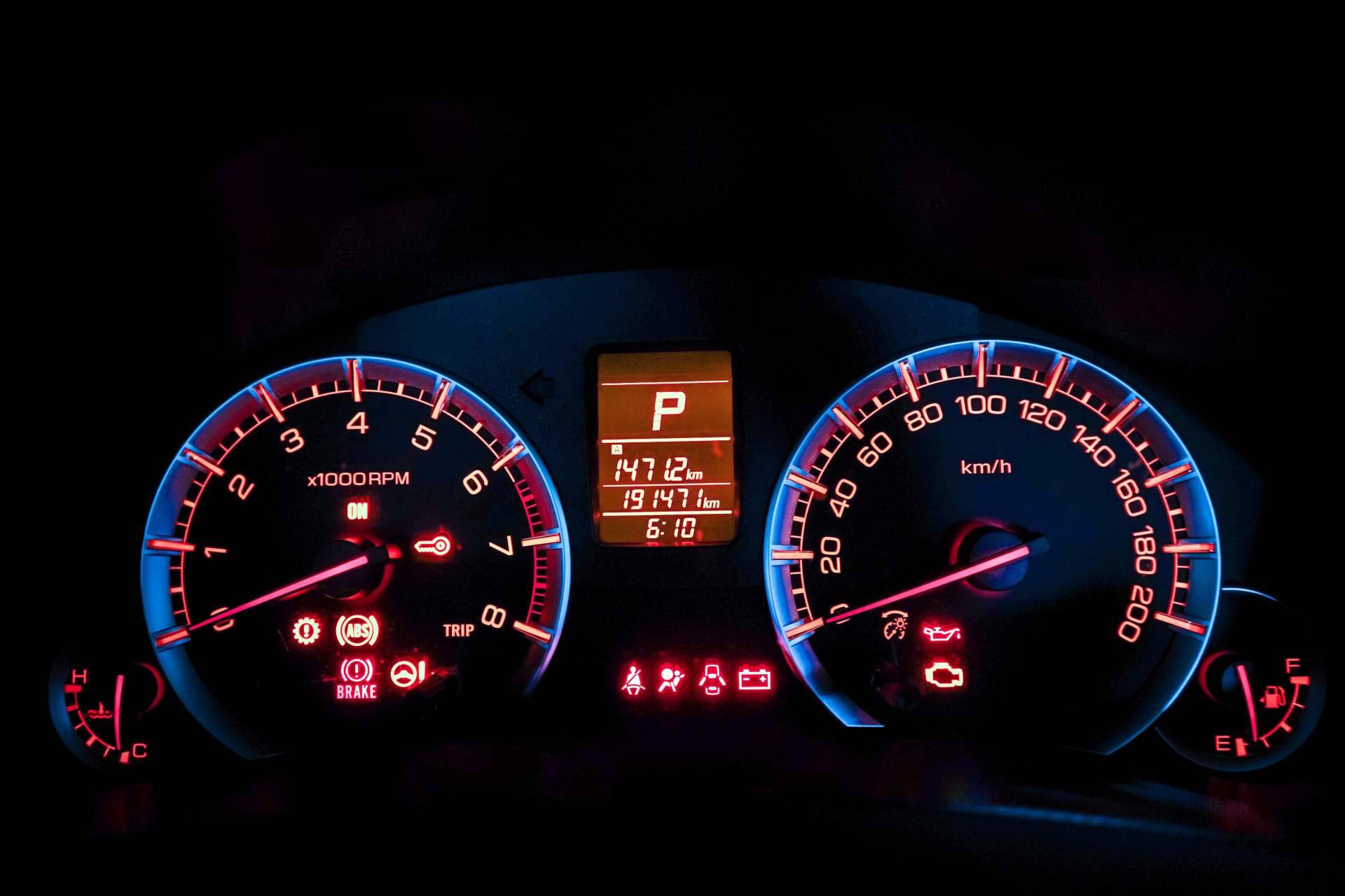 La guía visual para saber cuándo un testigo del coche requiere una parada inmediata