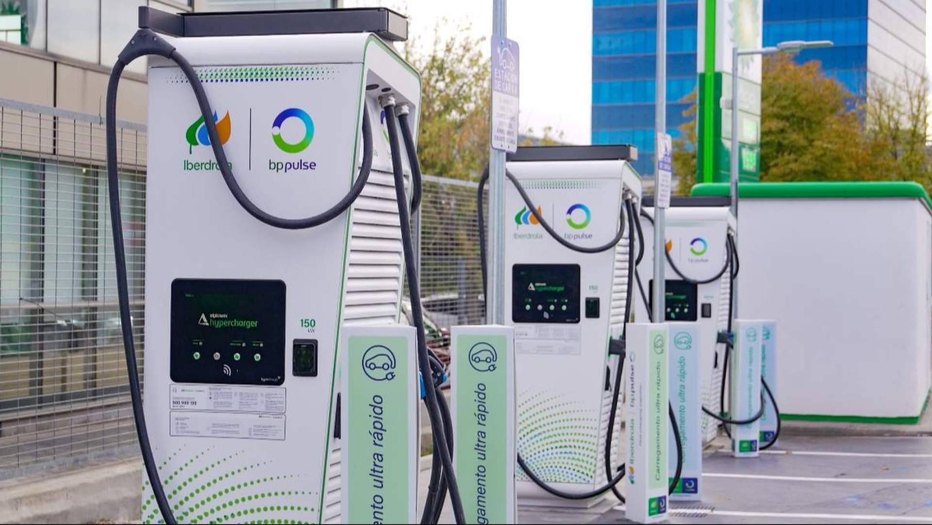 Estaciones de carga y potencias; las dudas más habituales al cargar un coche eléctrico