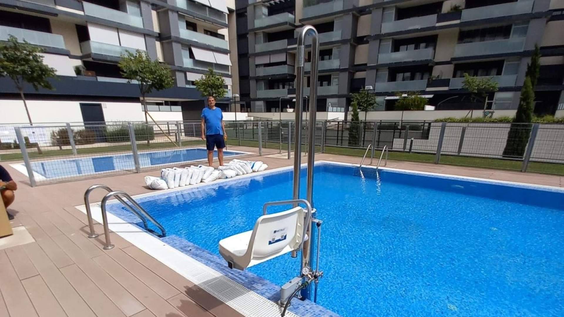Grúas de piscina en Madrid, una solución clave ante la falta de accesibilidad en verano