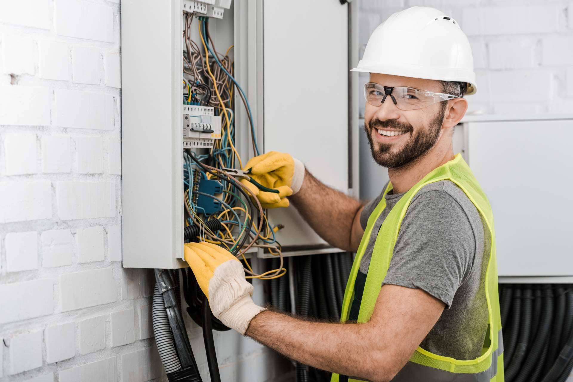 Los servicios de electricistas 24 horas se consolidan en Alicante con la presencia de Reparaciones González