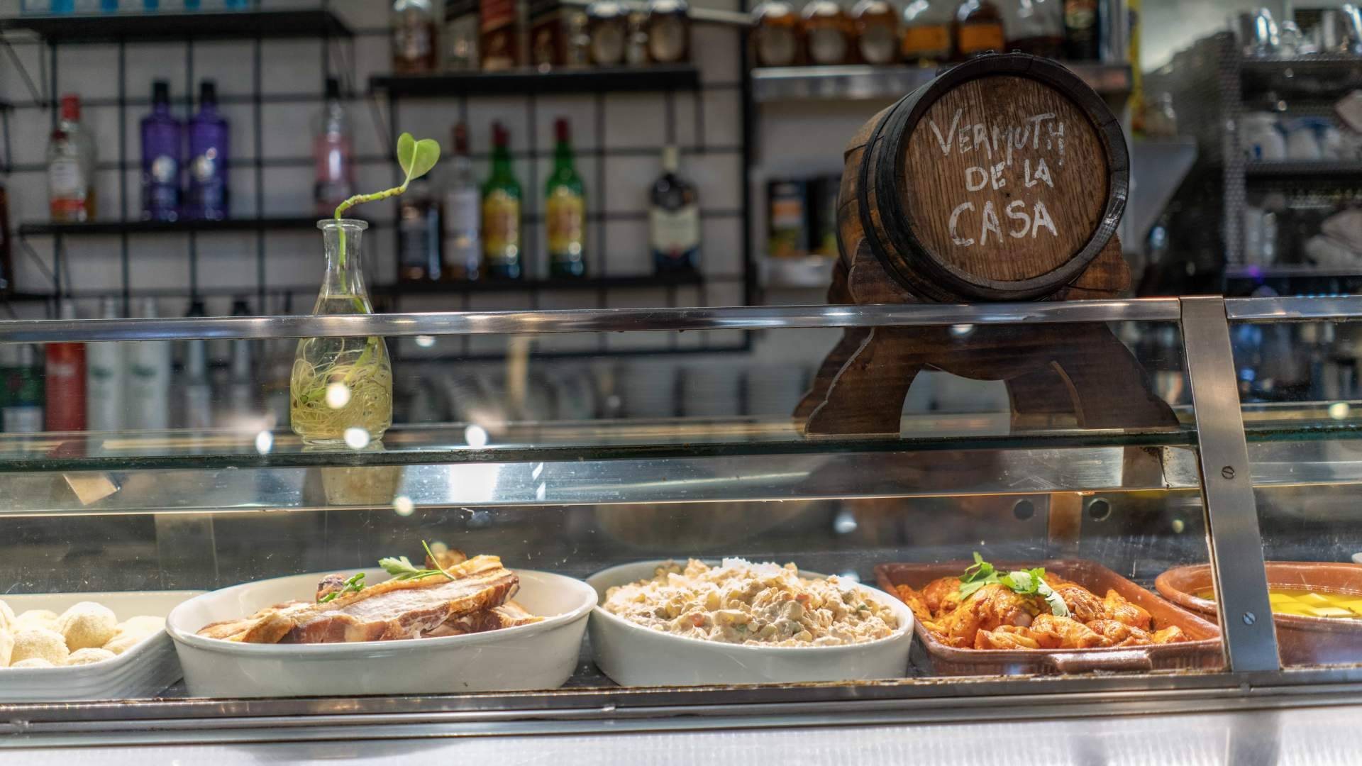 El restaurante de la Barceloneta que resuelve el dilema de dónde comer en Barcelona con sabor a barrio y brasas de siempre