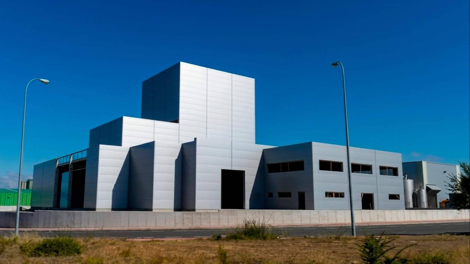 Cerramientos de gran dimensión, las claves técnicas para elevar la resistencia y el confort en naves industriales