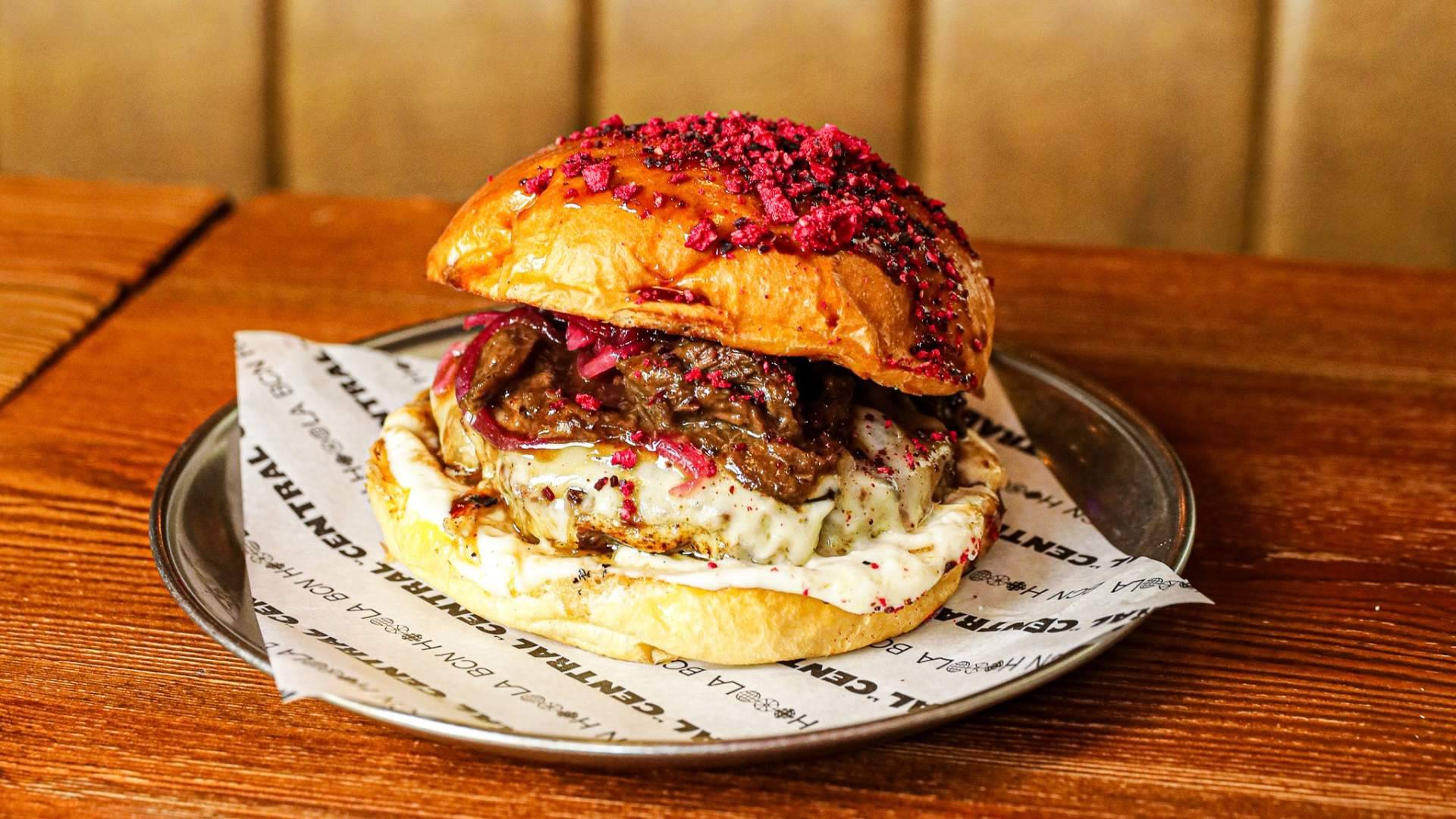La hamburguesería en Barcelona que apuesta por producto, creatividad y coherencia más allá del hype