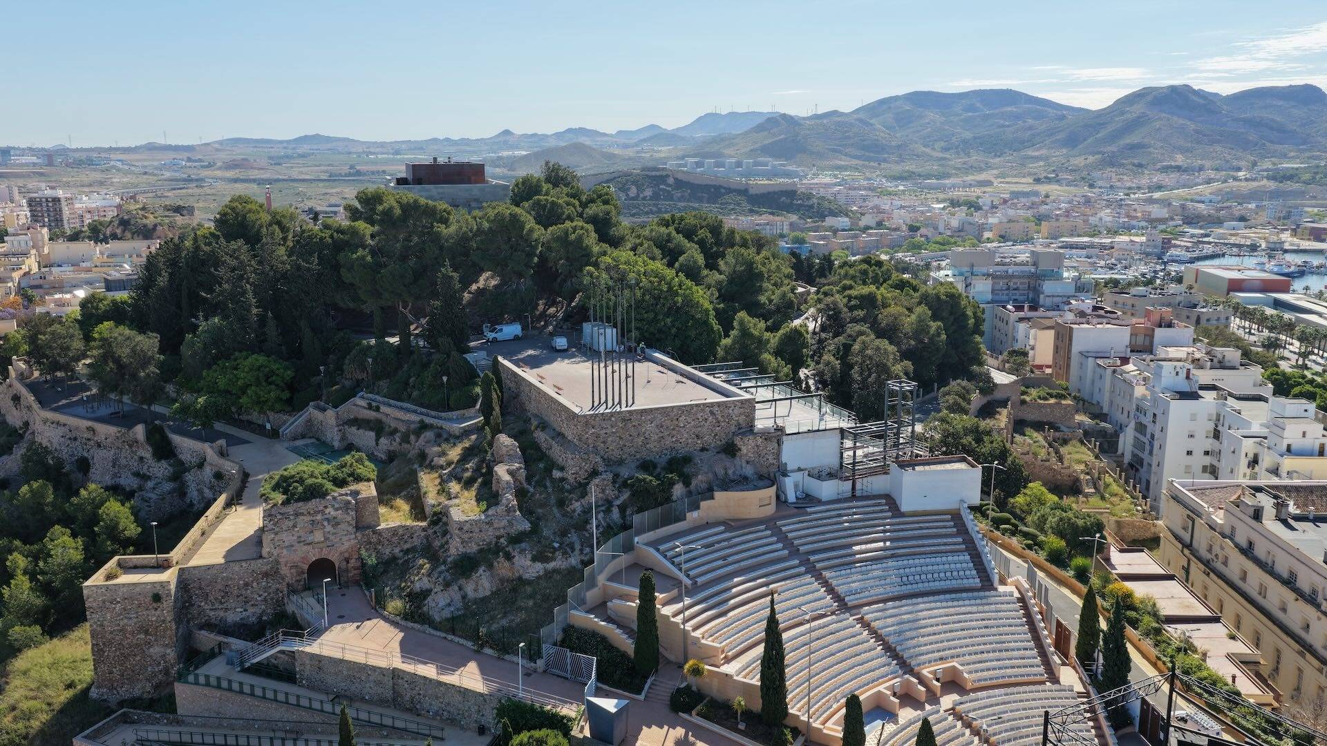 Barco turístico, castillo y ascensor panorámico; tres formas de contemplar la bahía de Cartagena