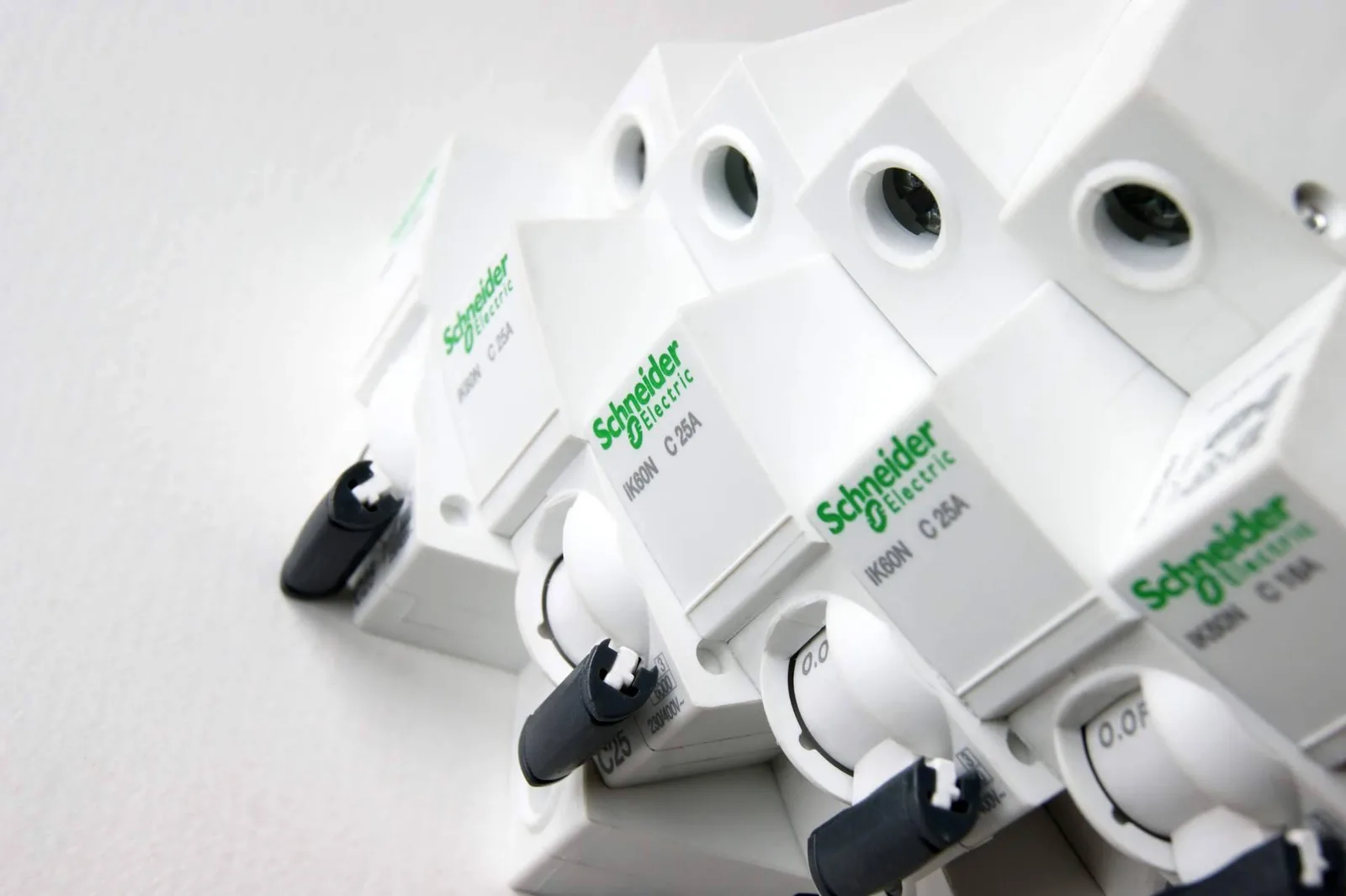 Cadenza Electric amplía su oferta de material eléctrico Schneider Electric con disponibilidad para envío inmediato