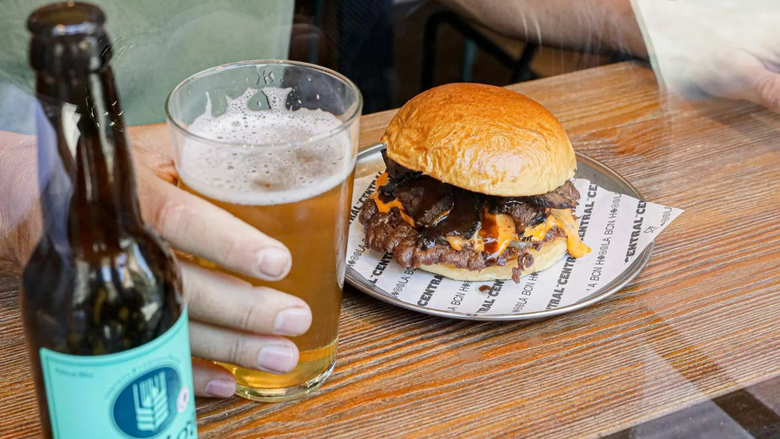 Burger en el centro de Barcelona; La Central, una parada con carne de calidad, ahumador propio y recetas