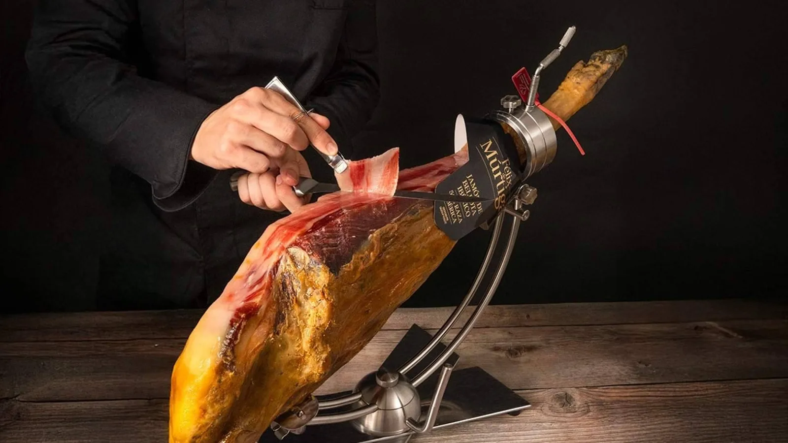 Félix de Múrtiga explica cómo disfrutar del jamón ibérico durante los meses de calor